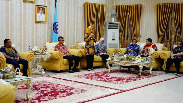 Rektor Unhas, Prof Dr Dwia Aries Tina Pulubuhu, bersama rombongan Senat Akademik Unhas saat dijamu Bupati kabupaten Bone, Dr A Fahsar M. Padjalangi, di Rumah Jabatan.[Foto:/Ist.]