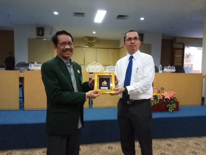 Rektor UIN Alauddin Makassar, ‎Prof. Dr.Musafir Pababbari, M.Si (kiri) dan Atase Pendidikan dan Kebudayaan (ATDIKBUD) untuk wilayah Bangkok, Thailand, Prof Mustari Mustafa.[Foto:/Ist.]