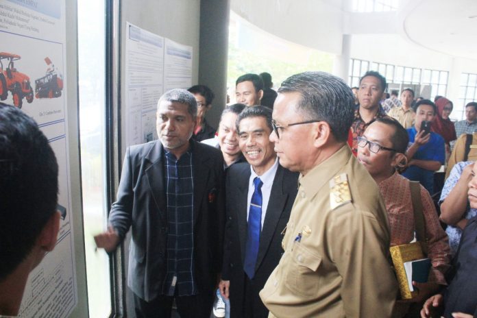 Gubernur Sulsel, Prof Dr Ir H M Nurdin Abdulah, M Agr., mengunjungi beberapa galeri karya inovasi para dosen dan mahasiswa PNUP.[Foto:/Ist.]