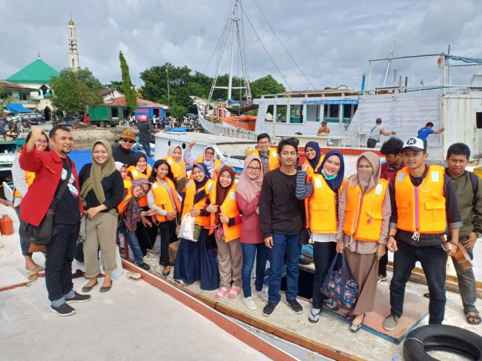 Dosen dan mahasiswa S1, S2 serta alumni Kesehatan dan Keselamatan Kerja FKM Unhas melakukan penelitian dan pengabdian masyarakat di Pulau Lumu-Lumu.[Foto:/Ist.]