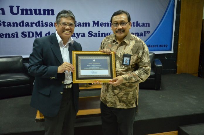 Pemberian piagam penghargaan kepada kepala BSN, Bambang Prasetya (kanan) oleh Ketua STIE Nobel Indonesia Makassar, Dr H Mashur Razak, SE., MM.[Foto:/Ist.]