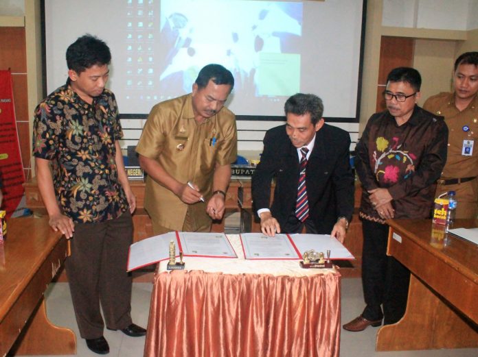 Penantandatangani kerja sama oleh Direktur PNUP (kanan) dan Bupati Majene.[Foto:/Ist.]
