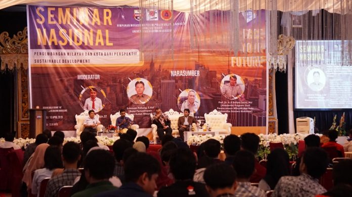 Seminar nasional yang dilaksanakan Himpunan Mahasiswa PWK Fakultas Teknik Unibos.[Foto:/Ist.]