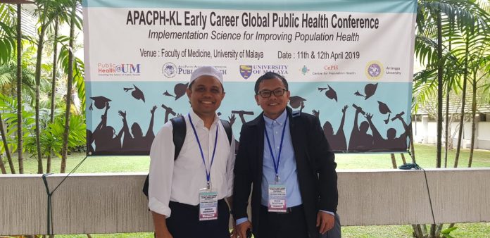 Dua guru besar FKM Unhas mendapat kesempatan menjadi presenter pada forum internasional APACPH-KL. Prof Sukri Palutturi, SKM., M Kes., MSc PH,PhD (kanan) dan Prof Ridwan Amiruddin, SKM., M Kes., MSc PH.[Foto:/Ist.]