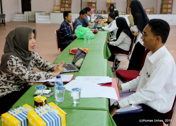 Proses verifikasi administrasi bagi calon mahasiswa baru yang telah dinyatakan lulus melalui jalur SNMPTN.[Foto:/Ist.]