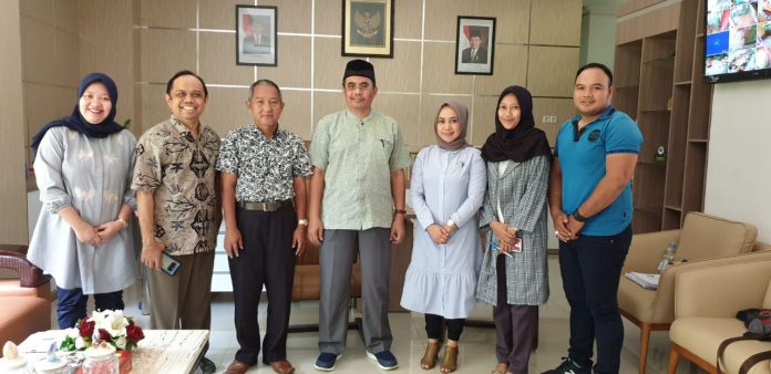 Foto bersama usai kunjungan Dekan FKM Universitas Al Asyariah Mandar beserta rombongan ke FKM Unhas.[Foto:/Ist.]