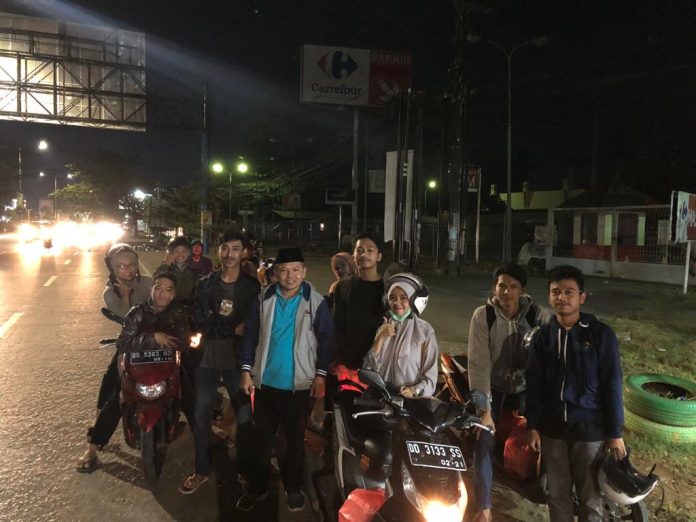 HMI Komisariat Kesehatan Masyarakat Unhas menggelar sahur on the Road didampingi Wakil Dekan Bidang Kemahasiswaan, Alumni dan Kemitraan FKM Unhas, Prof Sukri Palutturi, SKM, M.Kes., MSc.PH, PhD (menggunakan peci hitam).[Foto:/Ist.]