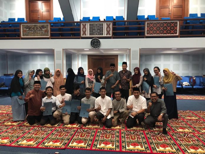 Foto bersama usai acara buka puasa bersama Pascasarjana dan FKM Unhas yang dirangkaikan dengan pemberian uang pembinaan kepada mahasiswa berprestasi.[Foto:/Ist.]