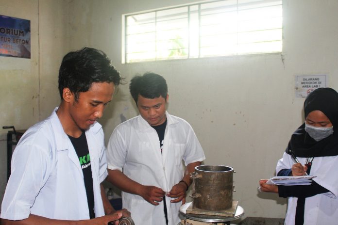 Haslinda selaku ketua tim PKM-Karsa Cipta Unibos (kanan) bersama kedua temannya melakukan penelitian beton mutu tinggi dengan variasi fly ash dan semen sika grout di Laboratorium Teknik Sipil Unibos. (FOTO: IST)