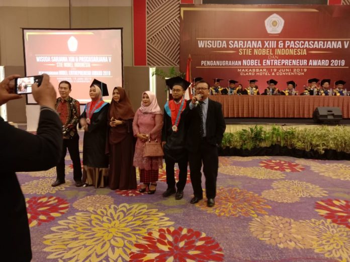 Kepala LLDIKTI Wilayah IX Sulawesi dan Gorontalo, Prof Dr Jasruddin, M Si (ujung kanan) saat menyanyikan lagu Titip Rindu Untuk Ayah bersama wisudawan dan orang tua wisudawan STIE Nobel Indonesia.