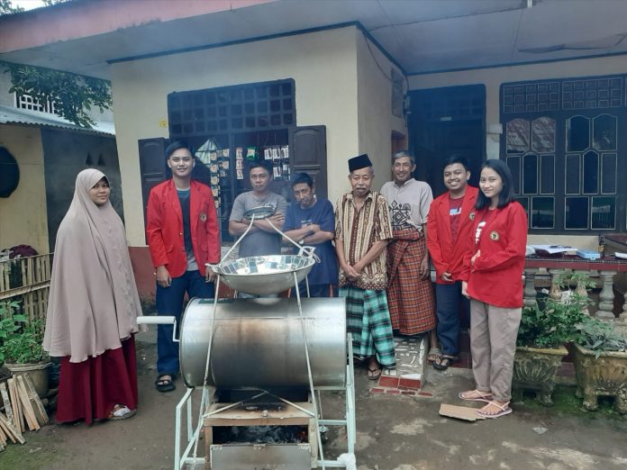 Lima mahasiswa Unhas ciptakan mesin pengering cengkeh berbasis konsentrator optik cerming rangkap skala industri rumah tangga. (FOTO: IST)