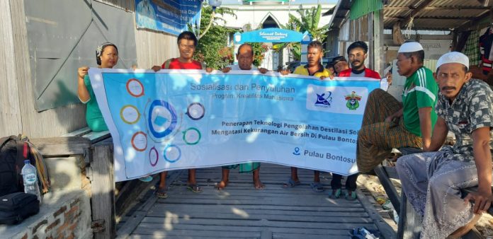 Sosialisasi dan penyuluhan PKM Unhas yang terdiri dari mahasiswa jurusan perikanan dan teknik elektro di Pulau Bontosua, Mattiro Bone, Kabupaten Pangkep. (FOTO: IST)