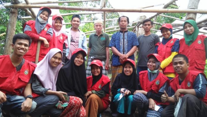 Selama satu bulan 47 mahasiswa KKN-PPM Dikti Unhas akan mendampingi petani kakao di Kecamatan Gantarangkeke, Kabupaten Bantaeng. Mahasiswa-mahasiswa tersebut berasal dari departemen berbeda dalam lingkup fakultas pertanian Unhas. (FOTO: IST)