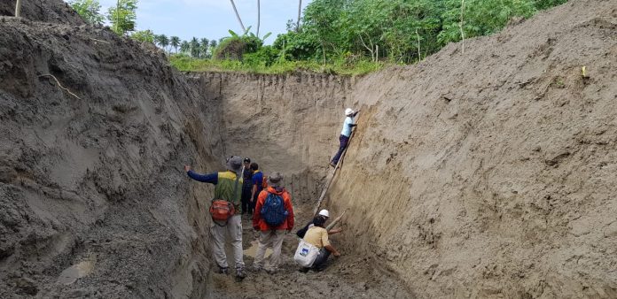 Puslitbang Studi Kebencanaan Unhas melakukan riset lanjutan bersama Tim Studi Kebencanaan Universitas Ehime Jepang di Sibalaya, Palu, Sulawesi Tengah. Riset lanjutan ini difokuskan pada penggalian titik-titik tertentu untuk mengkaji fenomena likuifaksi yang melanda Palu dan sekitarnya pada 28 September 2018 lalu. (FOTO: IST)