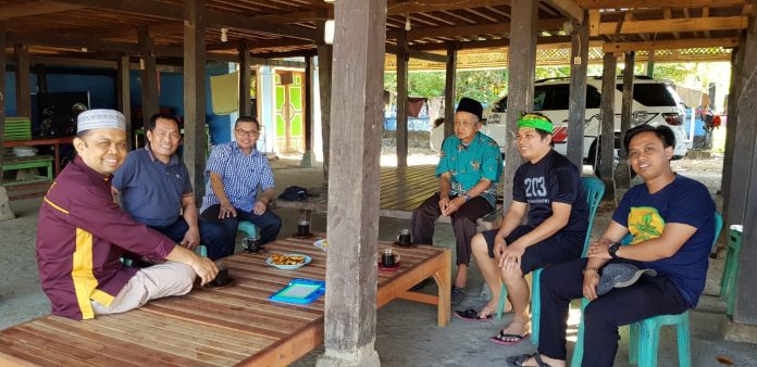 Supervisor dan Satgas PBL FKM Unhas disambut dan disuguhkan kopi dan pisang goreng oleh Kepala Desa, Sujarwan. (FOTO: IST)