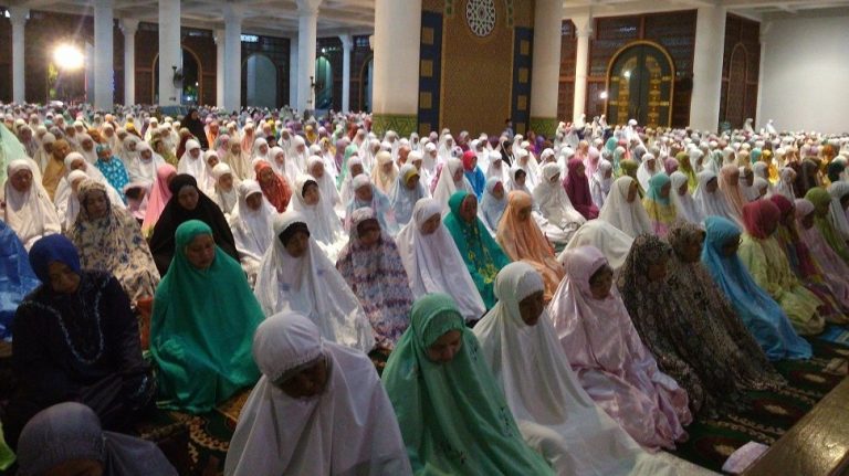 Siapakah yang Boleh Berada di Belakang Imam Salat Berjamaah?