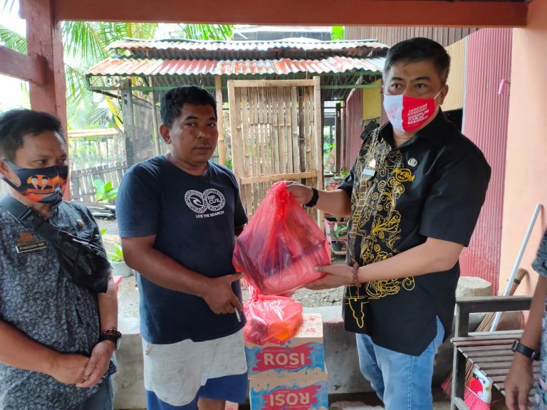 Peduli Sulbar, Abustan Memberikan Bantuan Kepada Warga Yang Mengungsi di Barru
