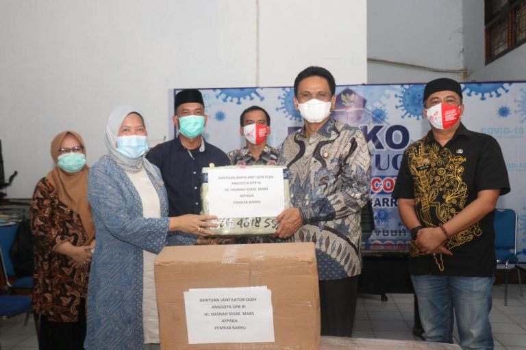 Luar Biasa, Anggota DPR RI Hasnah Syam Berikan Bantuan Antigen untuk Barru