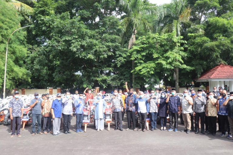 Hasnah Syam Bersama Ketua Nasdem Provinsi Sulsel Memberikan Bantuan Traktor Kepada Kelompok Tani di Kab.Barru