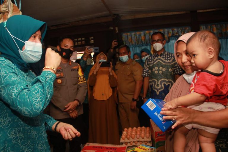 Istri Bupati Barru Hasnah Syam Berikan Bantuan Para Korban Gempa Sulbar yang Mengunsi di Barru