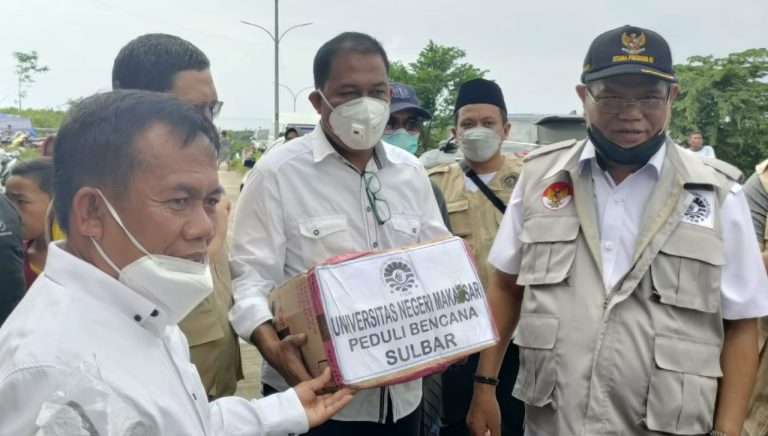 Presiden Jokowi Pulang, Rektor UNM Salurkan Langsung Bantuan ke Sulbar