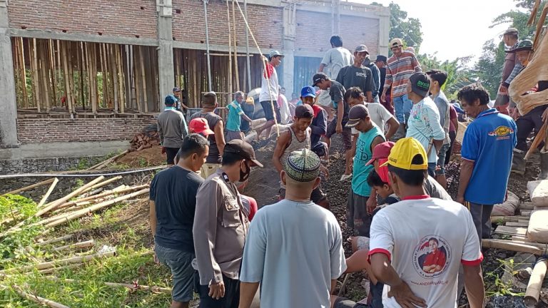 Bangun Mesjid, Bhabinkamtibmas Ikut Kerja Bakti dengan masyarakat