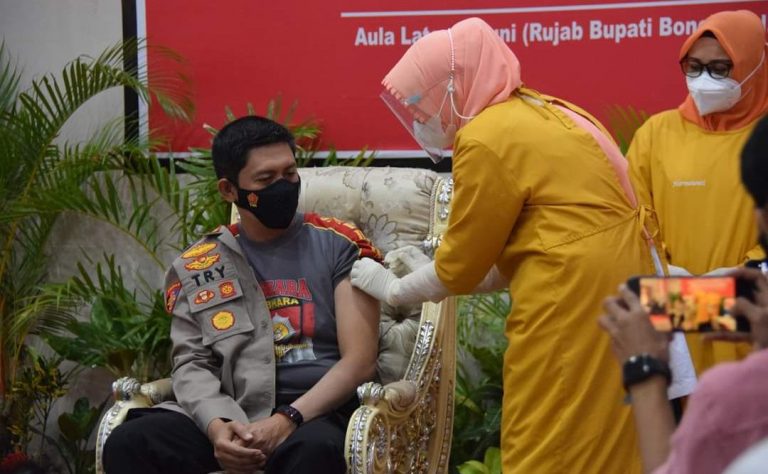 Usai Divaksin Pertama, Kapolres Bone Ajak Sukseskan Vaksinasi dan Patuhi Protokol Kesehatan