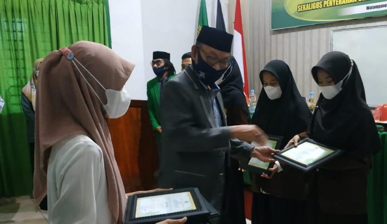 Tercepat Selesaikan Studi, Empat Mahasiswa IAIN Bone Terima Ini
