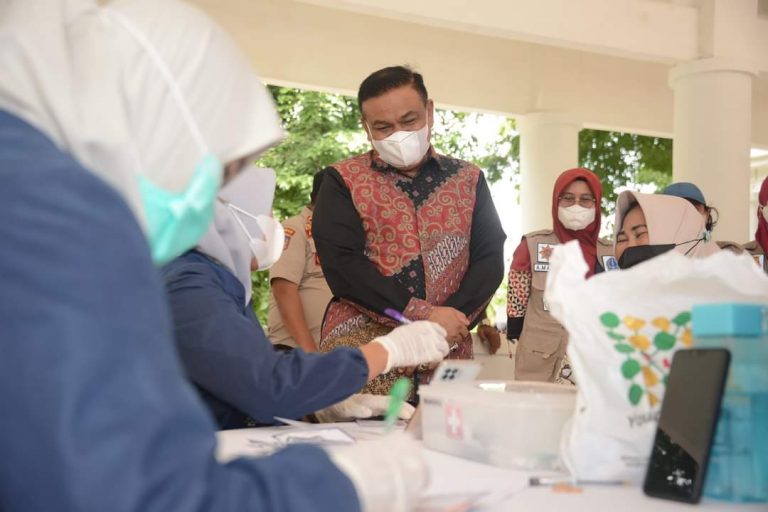 Bupati Bone Tinjau Pemberian Vaksin Covid-19 di Lapangan Merdeka Bone