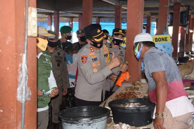Kapolres Bersama Bupati Bone Beri Edukasi Prokes ke Masyarakat