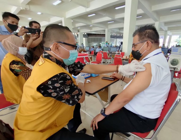 Dosen dan Karyawan UNM Jalani Vaksin Tahap Kedua, Ini Pesan Rektor