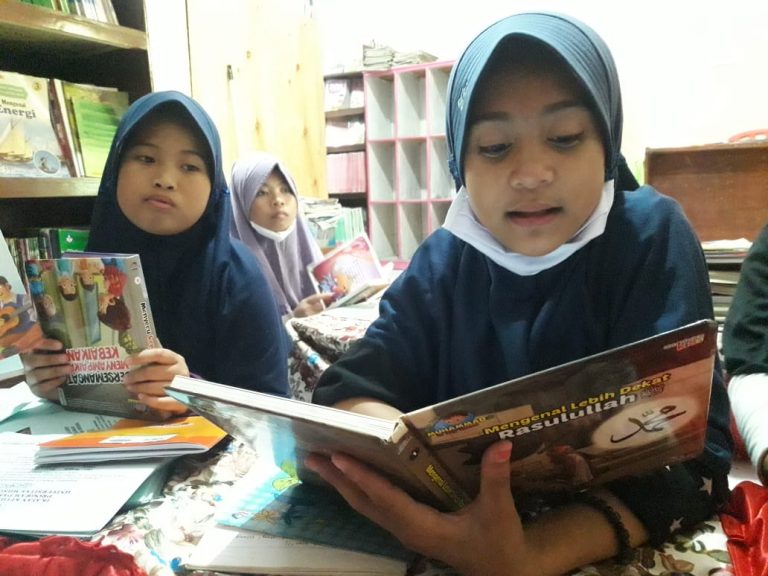 Murid-murid SD Negeri Borong Belajar Membaca Efektif