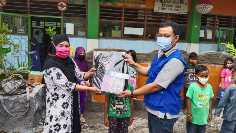 Amil Zakat Berikan Bantuan Alat Tulis Kepada SD Inpres Galangan Kapal II