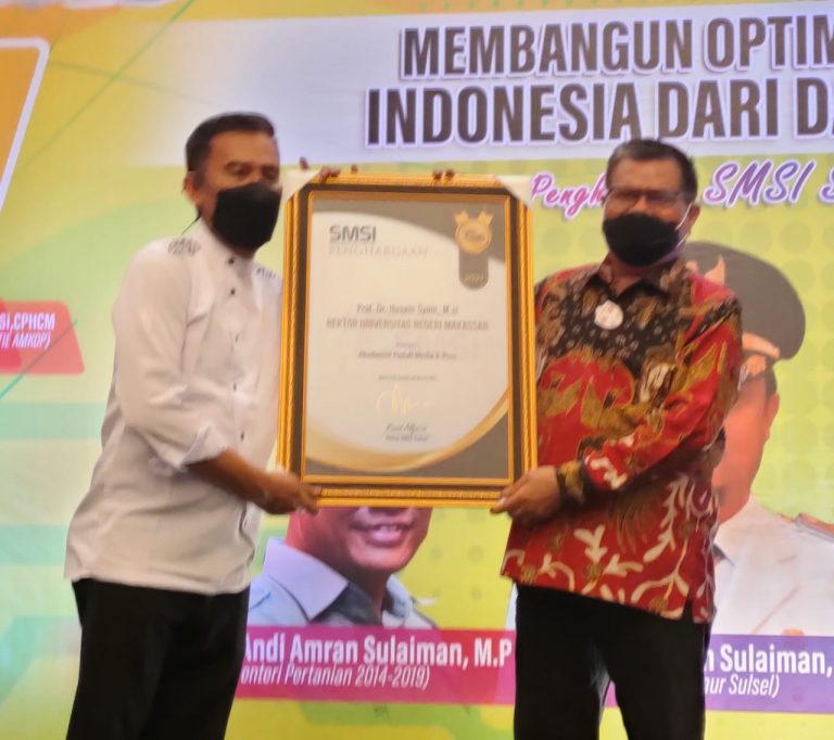 Rektor UNM Raih Penghargaan Akademisi Peduli Media dan Pers dari SMSI