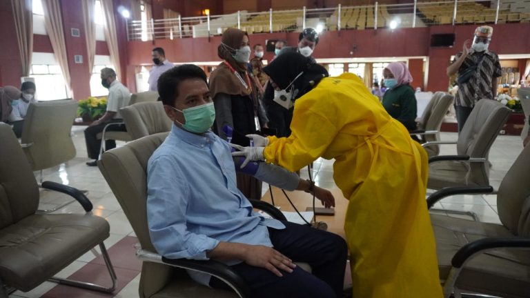 Keluarga Besar UIN Alauddin Terima Vaksinasi Covid-19 Dosis Pertama