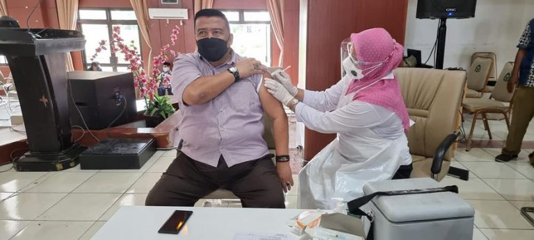 Setelah Vaksinasi Warek II UIN Alauddin Harap Warga Kampus Tetap Patuhi Prokes