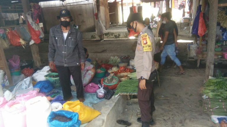 Bhabinkamtibmas Polsek Maniangpajo Datangi Warga Desa Binaanya dan Berikan Himbauan Prokes