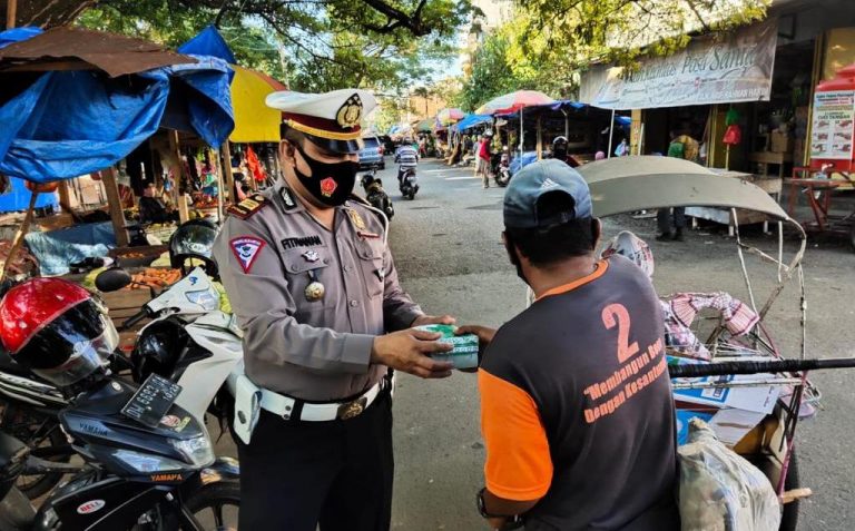 Selain Edukasi Masyarakat, Satlantas Polres Bone Berbagi Rezeki