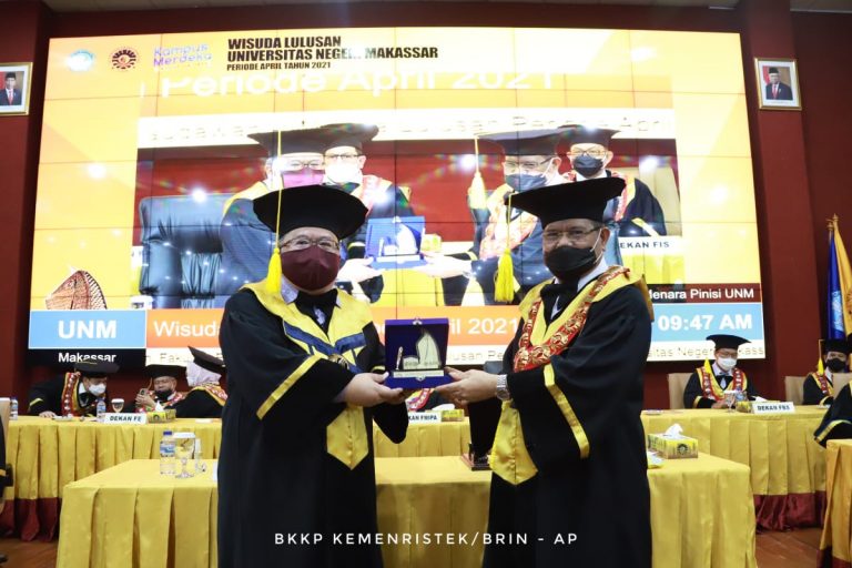 Kepada Wisudawan UNM, Menristek: Budaya Inovasi menjadi Kunci Indonesia Maju