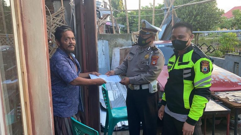 Bencana Angin Puting Beliung Menimpa, Kapolres Wajo Berikan Bantuan Kepada Korban