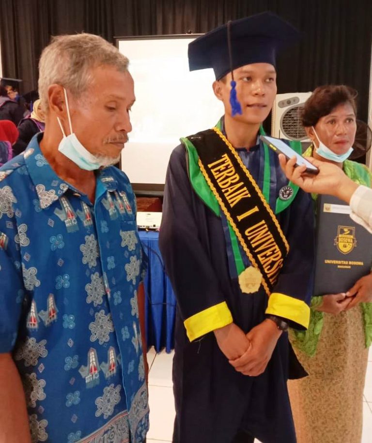 Nyambi Jadi Pegawai Toko, Anak Petani ini Jadi Lulusan Terbaik Unibos
