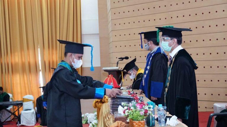 Rektor UIN Alauddin Kukuhkan 1382 Wisudawan Angkatan 89