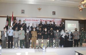 Foto bersama usai Seminar Nasional