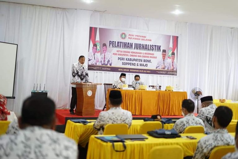 Buka Pelatihan Jurnalistik PGRI se-Bosowa, Wabup Bone Sampaikan Ini