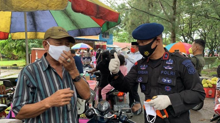 Bone Waspada Covid-19, Danyon C Pelopor Turun Langsung Bagikan Masker Bersama Forkopimda