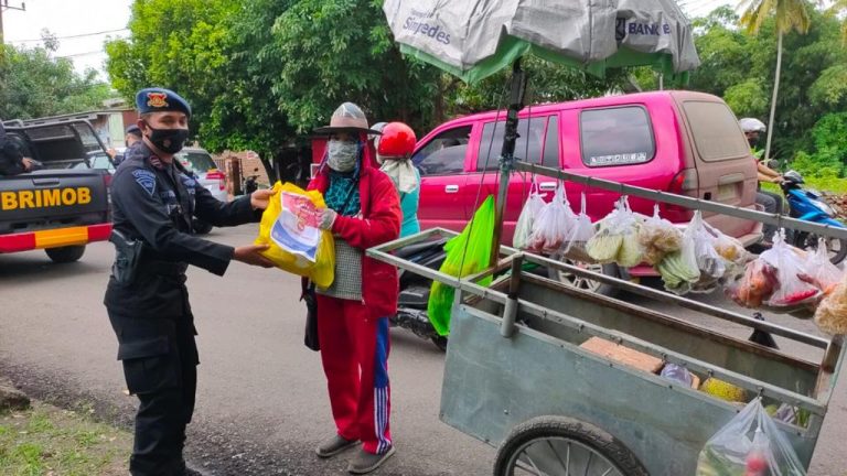 Peduli Masyarakat Terdampak Covid-19, Brimob Bone Lakukan Ini