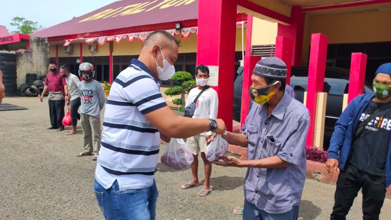 Brimob Bone Sembelih 13 Sapi, Danyon C Bagikan Langsung ke Masyarakat