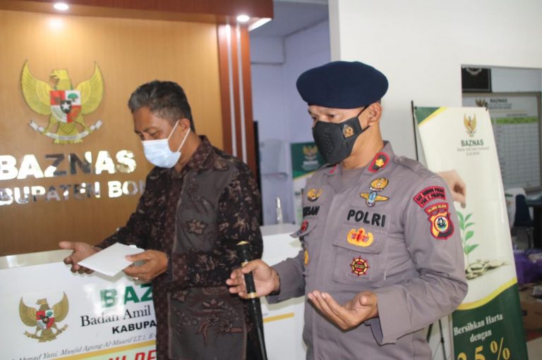 Bantu Sesama, Brimob Bone Serahkan Zakat Profesi ke BAZNAS