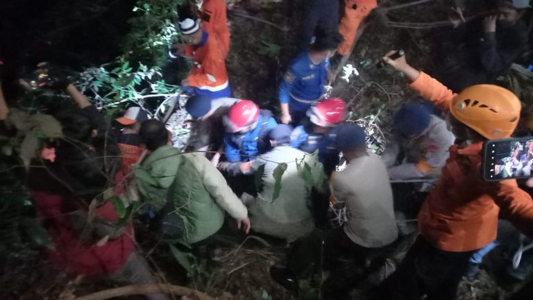 Perjuangan Tim SAR Brimob Bone Evakuasi Korban Truk Terjun ke Jurang