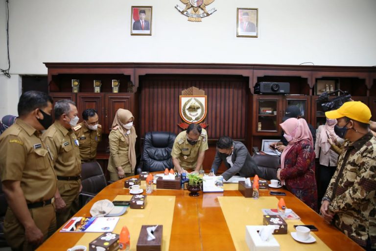 Walikota Danny Tandatangani Nota Kesepahaman Bersama KPU Makassar Tentang Kelurahan Peduli Pemilu dan Pemilu